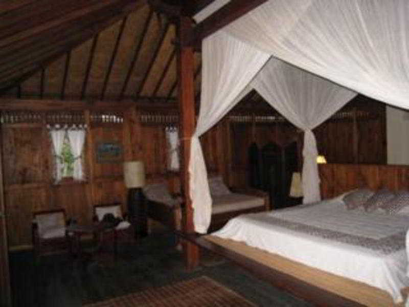 Desa Dunia Beda Resort Гили Траванган Экстерьер фото