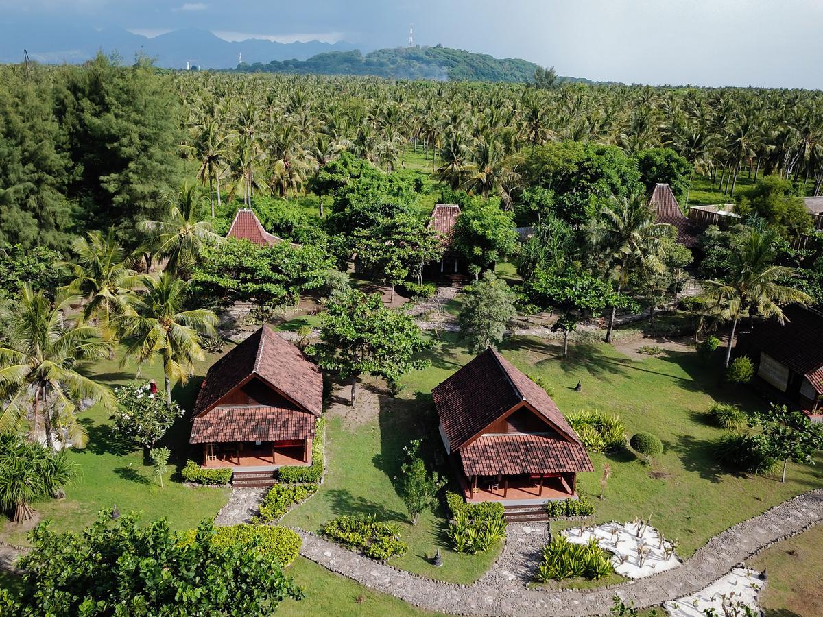 Desa Dunia Beda Resort Гили Траванган Экстерьер фото
