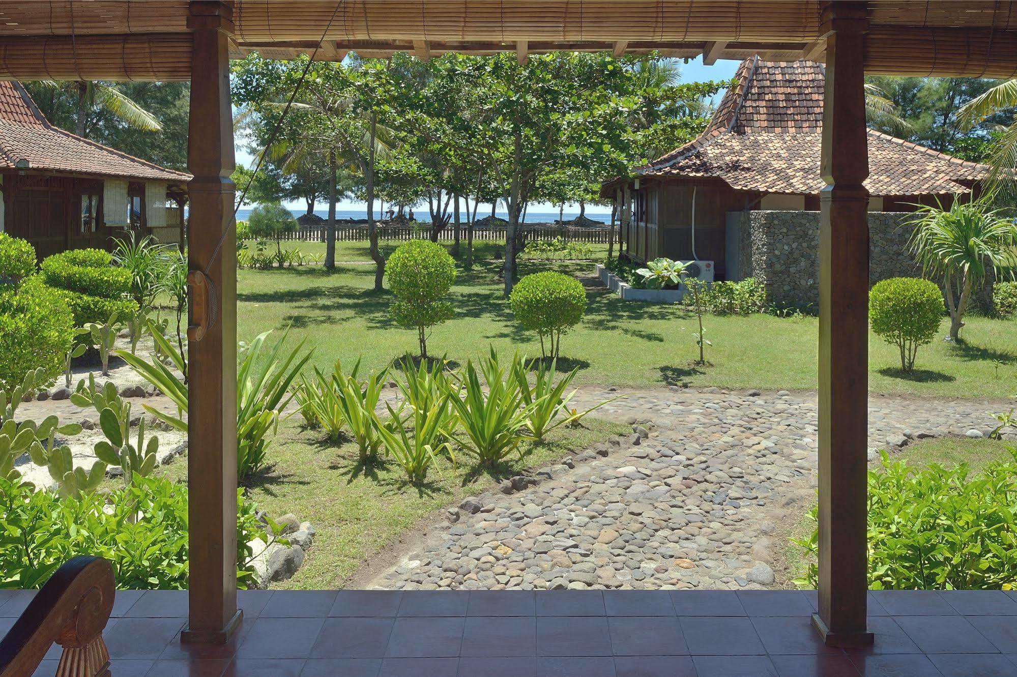 Desa Dunia Beda Resort Гили Траванган Экстерьер фото